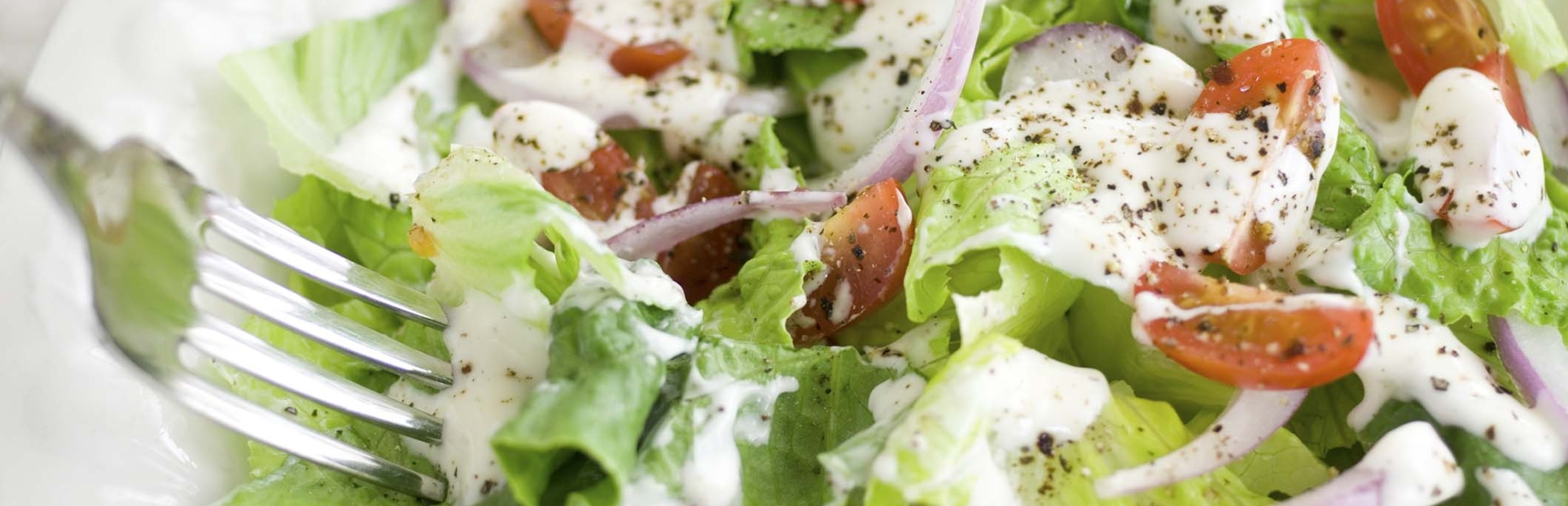 an image of Buttermilk salad dressing (lettuce, red onion, tomato)